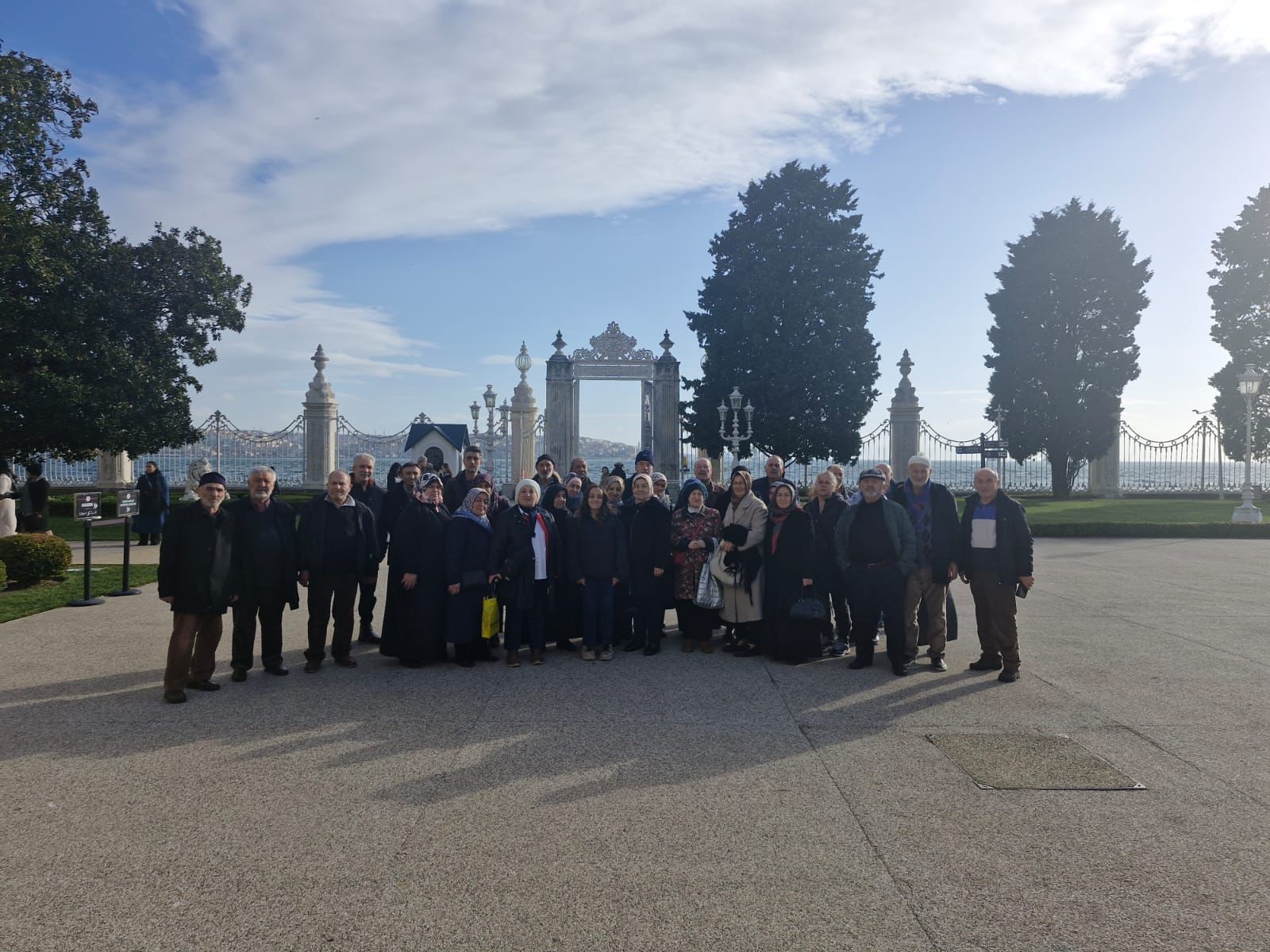 İLÇE YAŞLILAR KOMİSYONU ÜYELERİ DOLMABAHÇE SARAYI’NDA TARİHLE BULUŞTU