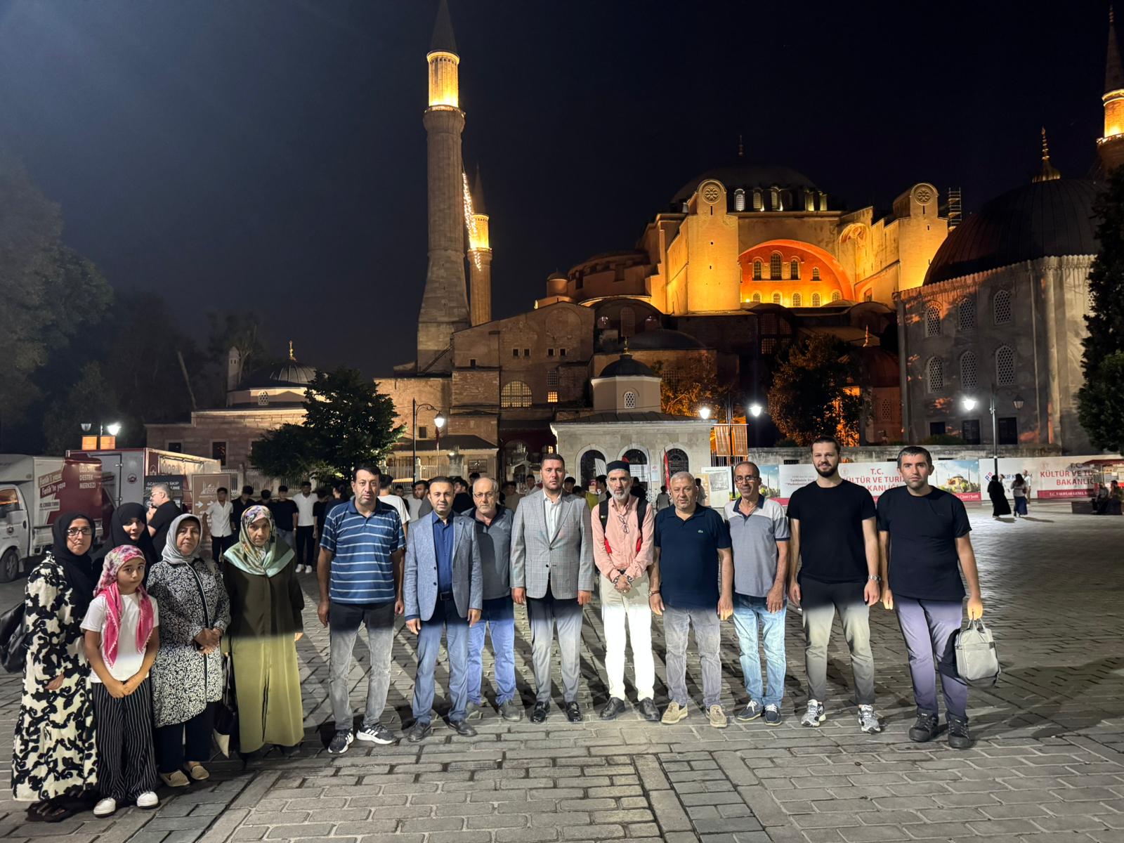 AK BEYOĞLU TEŞKİLATI AYASOFYA’DA SAF TUTTU