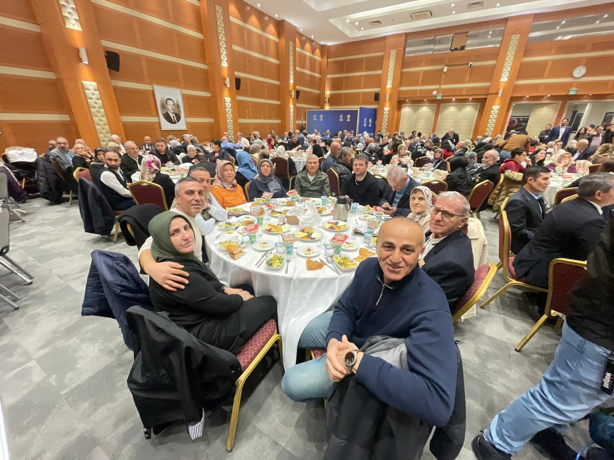 AK PARTİ İSTANBUL İL BAŞKANLIĞI EV SAHİPLİĞİNDE ŞEHİT YAKINLARI VE GAZİLERLE İFTAR PROGRAMI DÜZENLENDİ