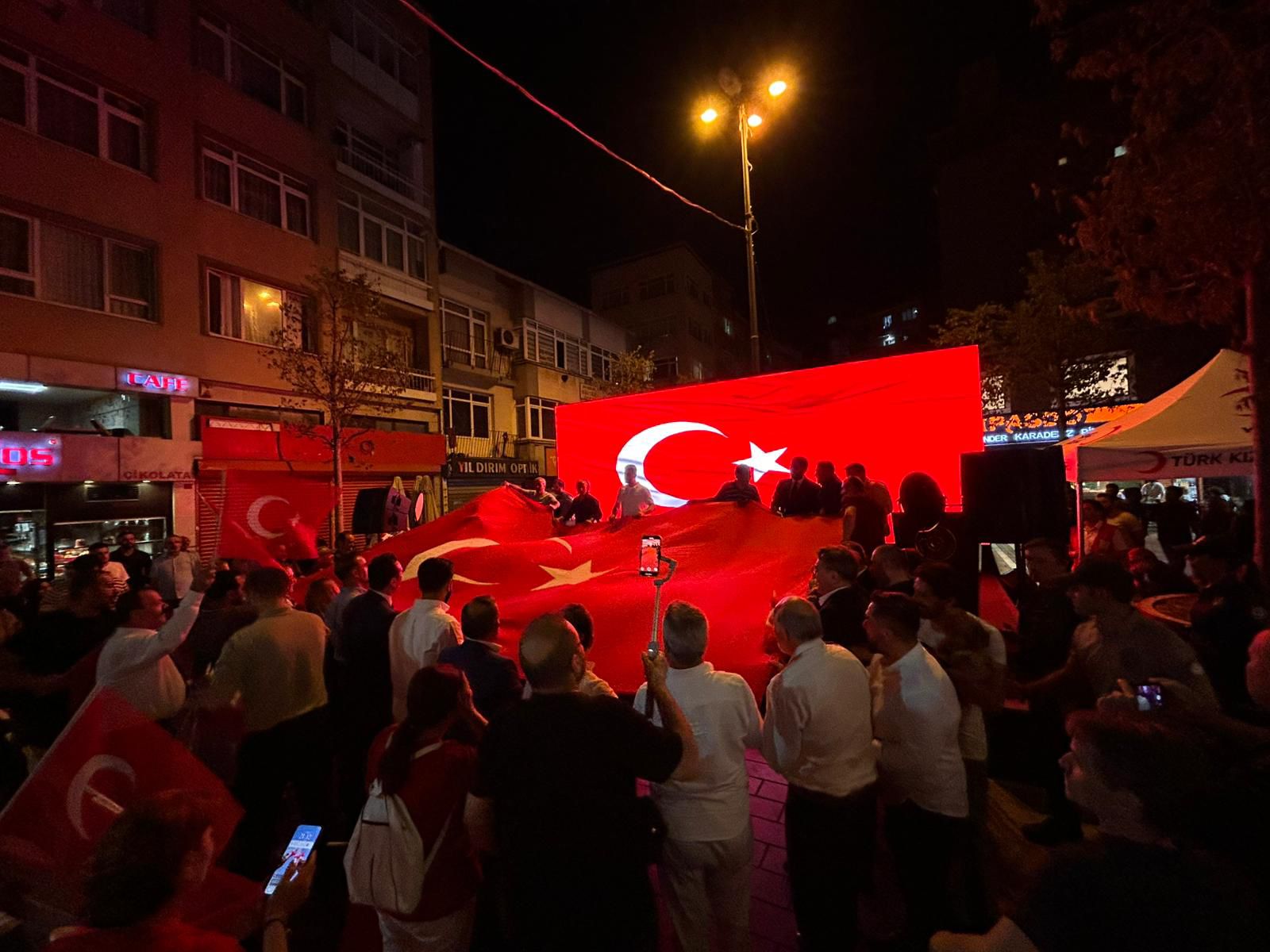 MİLLÎ İRADENİN 9. YIL DÖNÜMÜNDE BEYOĞLU TEK YÜREK OLDU